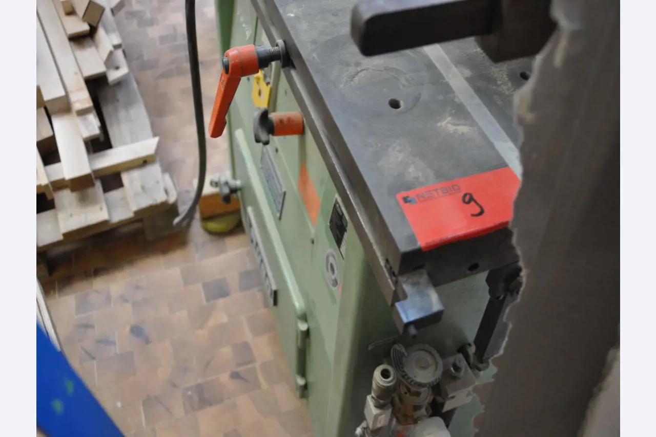 Tischlereimaschinen aus der Lehrwerkstatt einer beruflichen Schule-1