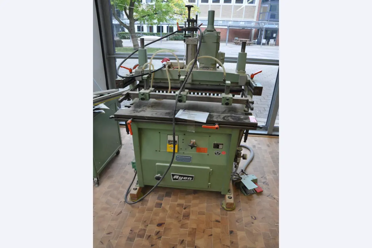 Tischlereimaschinen aus der Lehrwerkstatt einer beruflichen Schule-2