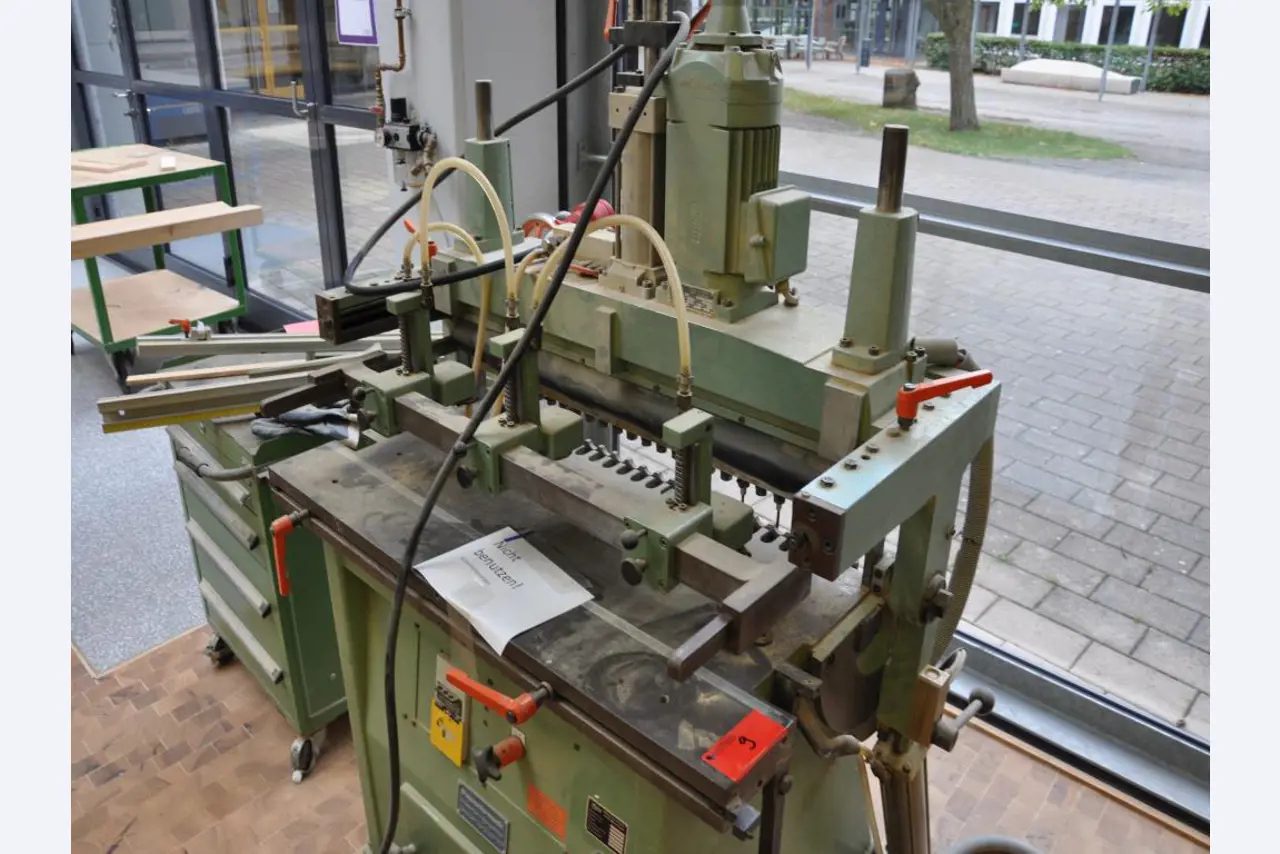 Tischlereimaschinen aus der Lehrwerkstatt einer beruflichen Schule-3