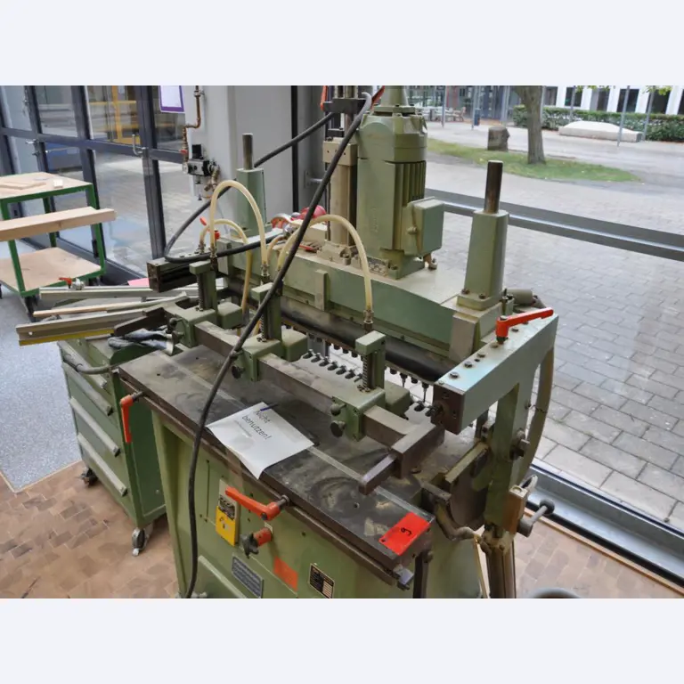 Tischlereimaschinen aus der Lehrwerkstatt einer beruflichen Schule-3