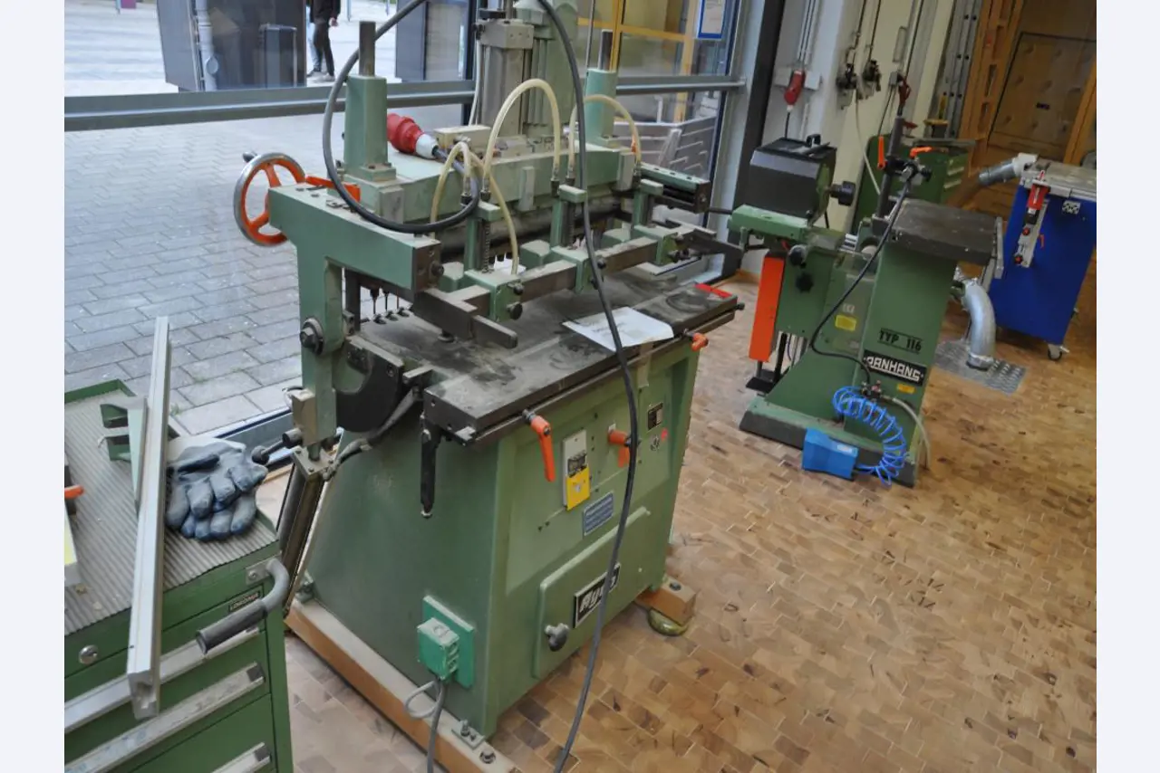 Tischlereimaschinen aus der Lehrwerkstatt einer beruflichen Schule-4