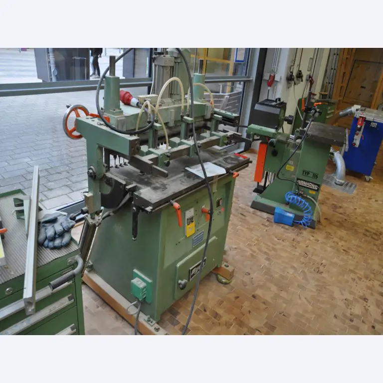 Tischlereimaschinen aus der Lehrwerkstatt einer beruflichen Schule-4