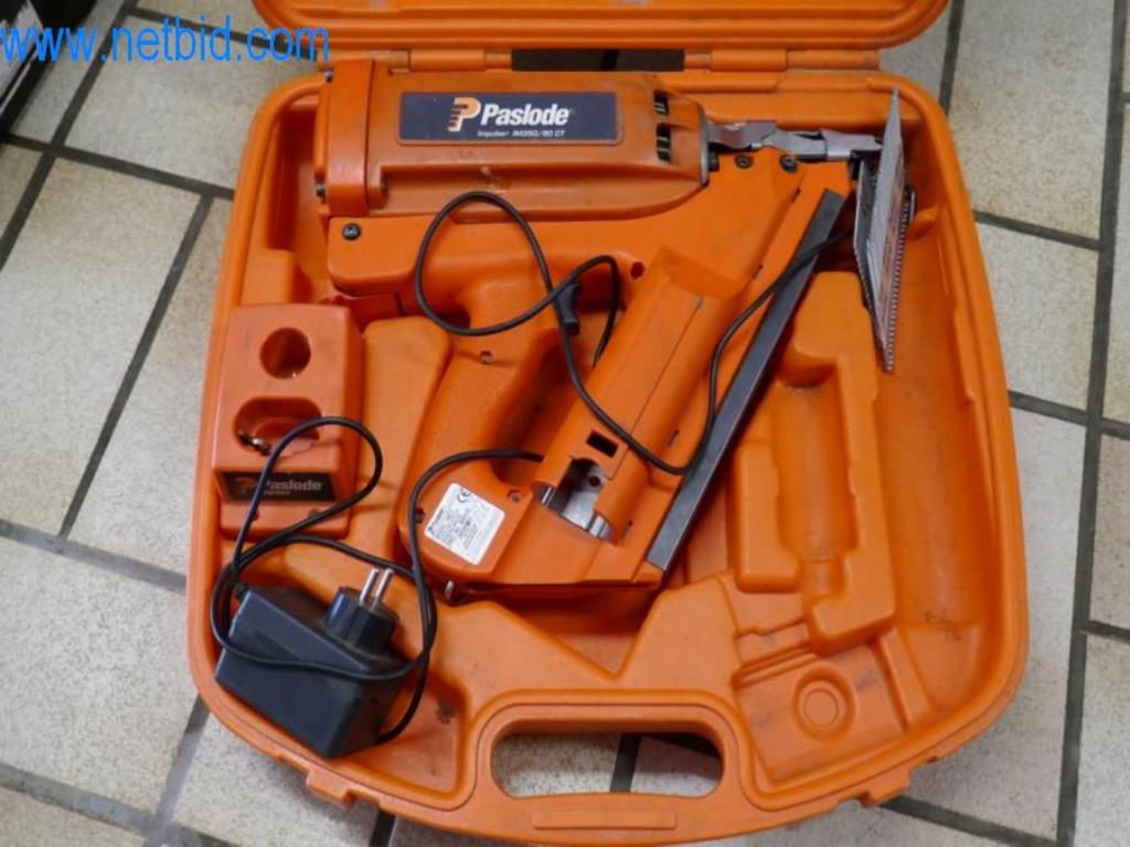 Stroje, zásoby a montážní materiál pokrývačské firmy-1