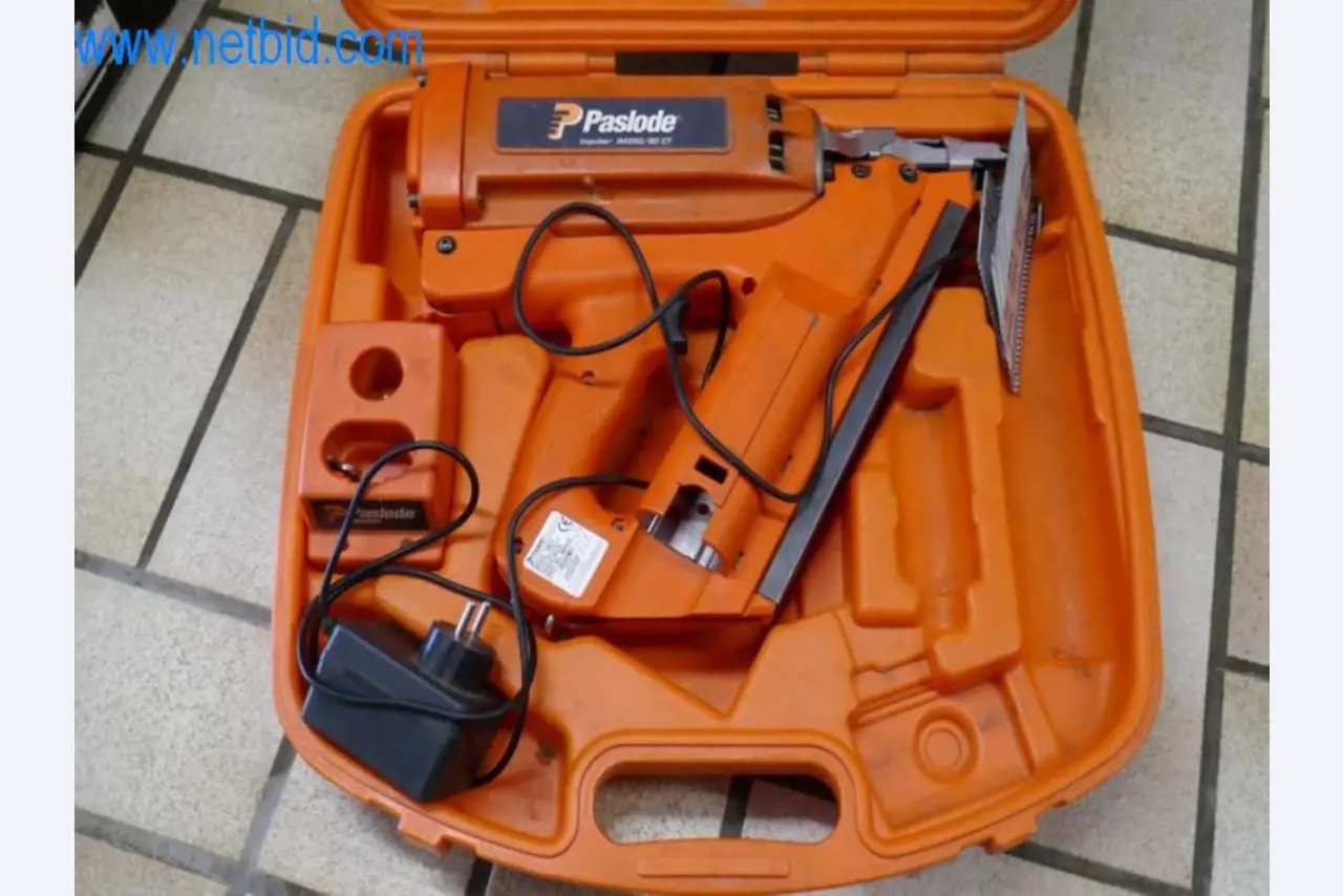 Maquinaria, existencias y materiales de montaje de una empresa de tejados-1