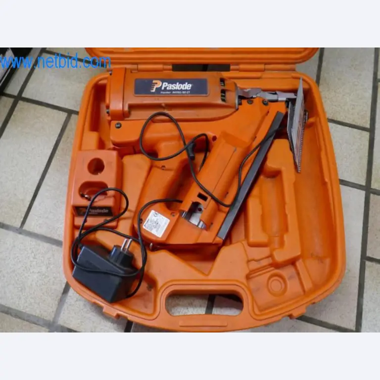 Maquinaria, existencias y materiales de montaje de una empresa de tejados-1