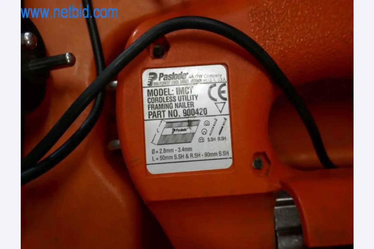 Maquinaria, existencias y materiales de montaje de una empresa de tejados-2