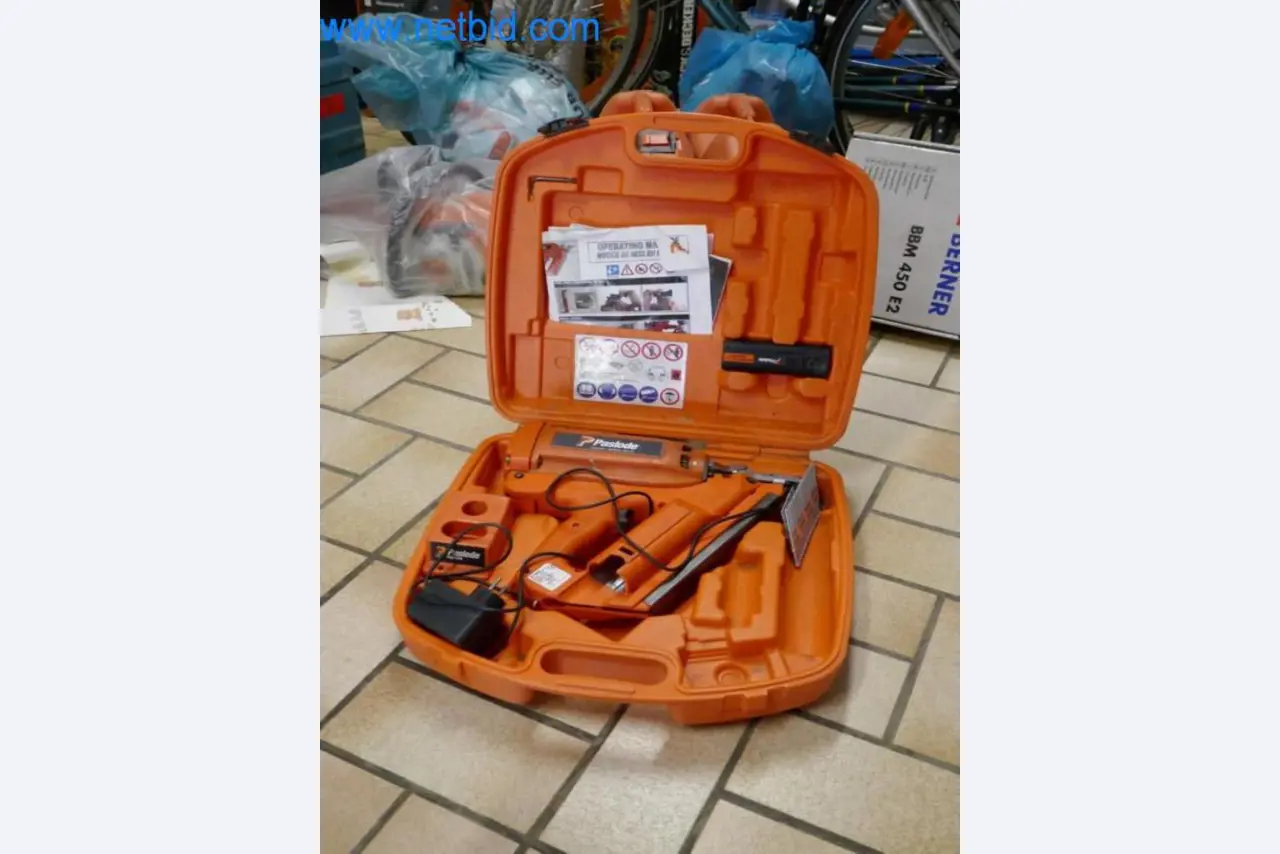 Maquinaria, existencias y materiales de montaje de una empresa de tejados-3