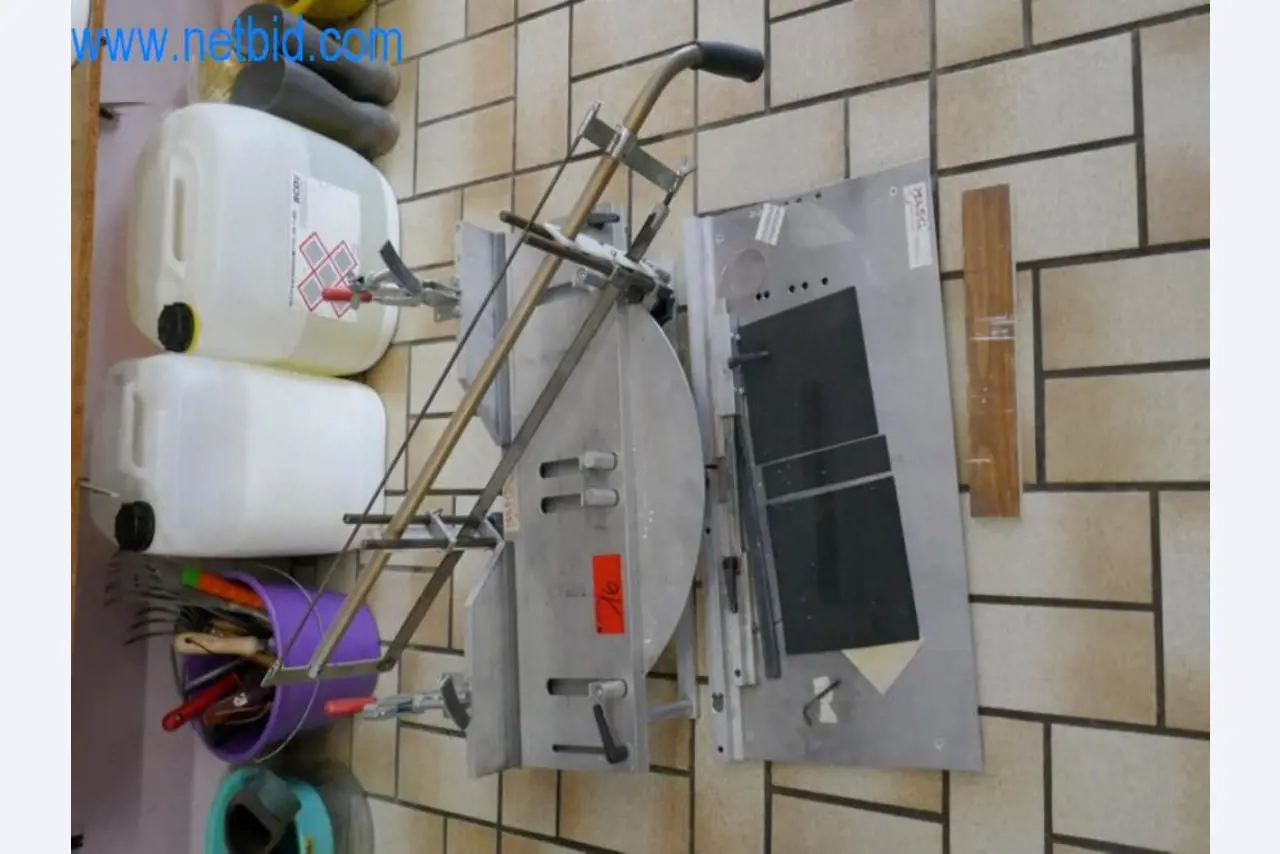 Maquinaria, existencias y materiales de montaje de una empresa de tejados-1