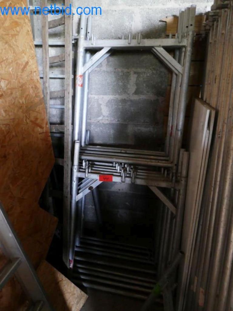 Máquinas, existências e materiais de montagem de uma empresa de telhados-11