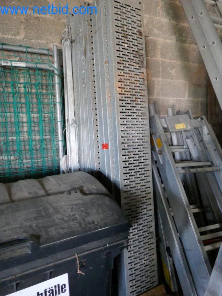 Máquinas, existências e materiais de montagem de uma empresa de telhados-13