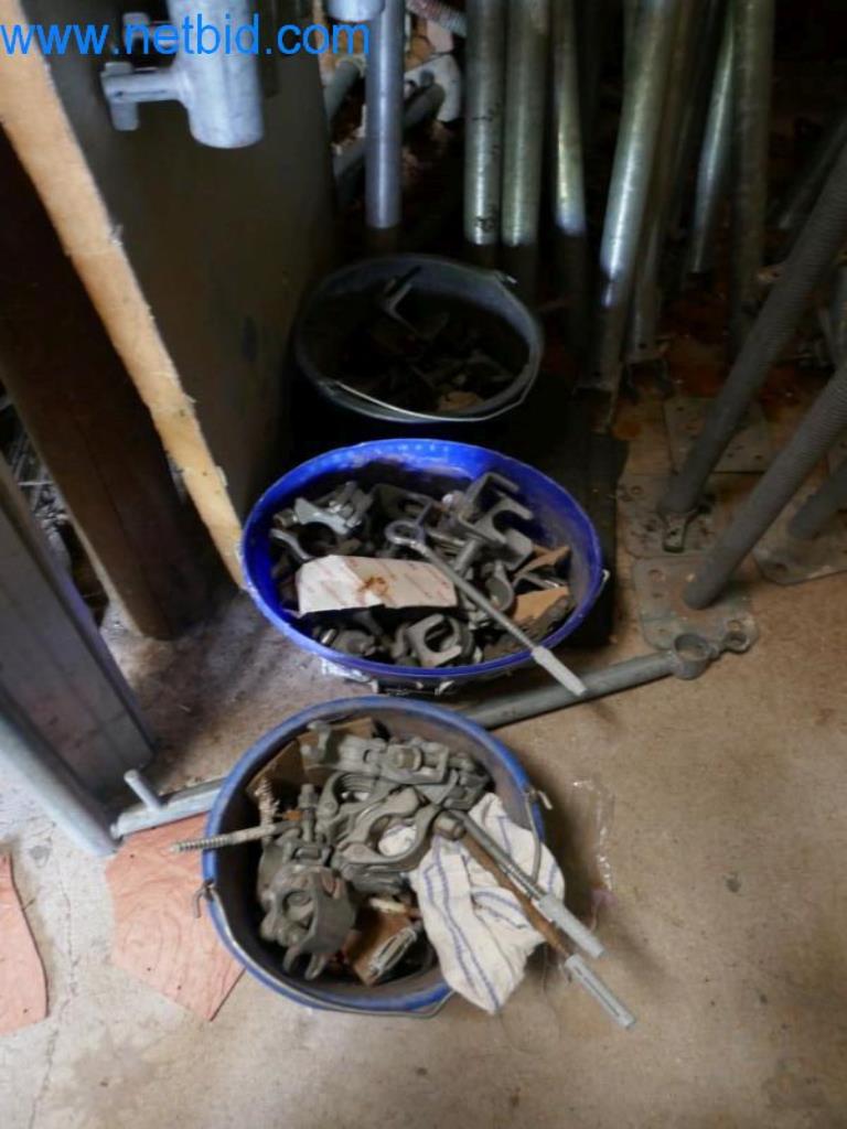 Máquinas, existências e materiais de montagem de uma empresa de telhados-15