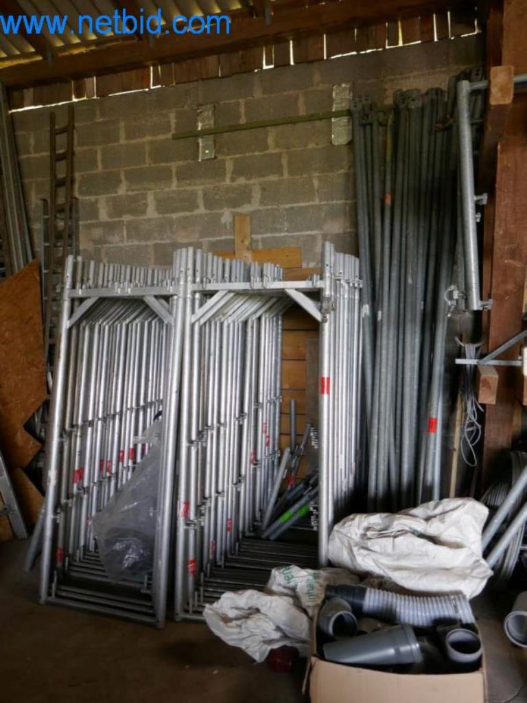 Máquinas, existências e materiais de montagem de uma empresa de telhados-1