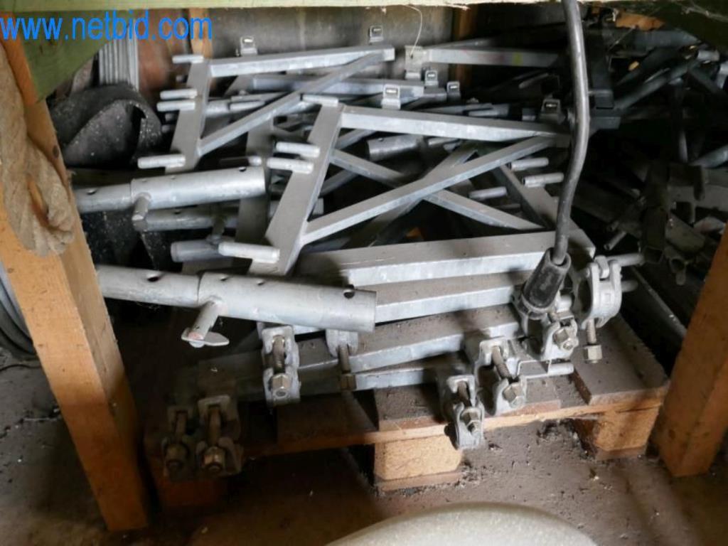 Máquinas, existências e materiais de montagem de uma empresa de telhados-2