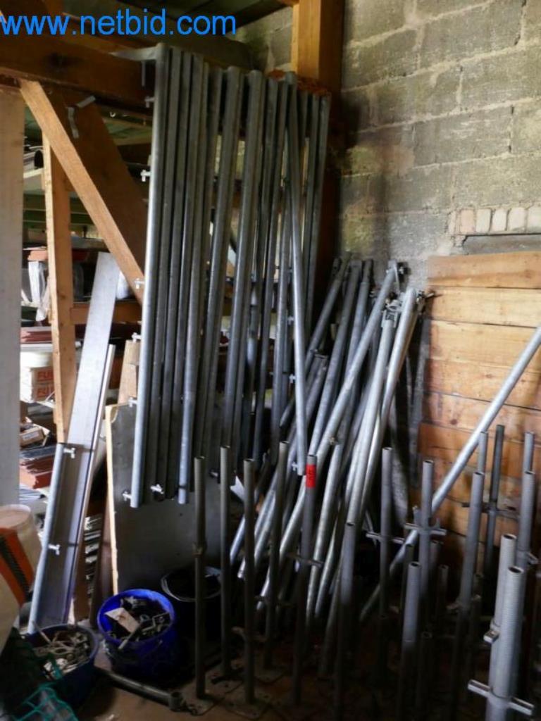 Máquinas, existências e materiais de montagem de uma empresa de telhados-4