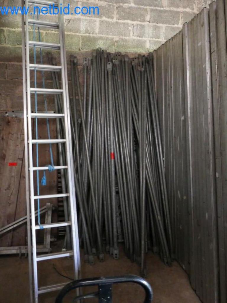 Máquinas, existências e materiais de montagem de uma empresa de telhados-5