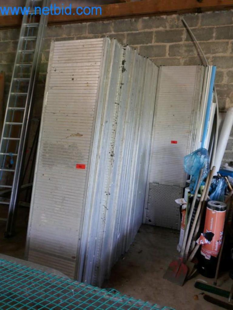 Máquinas, existências e materiais de montagem de uma empresa de telhados-6