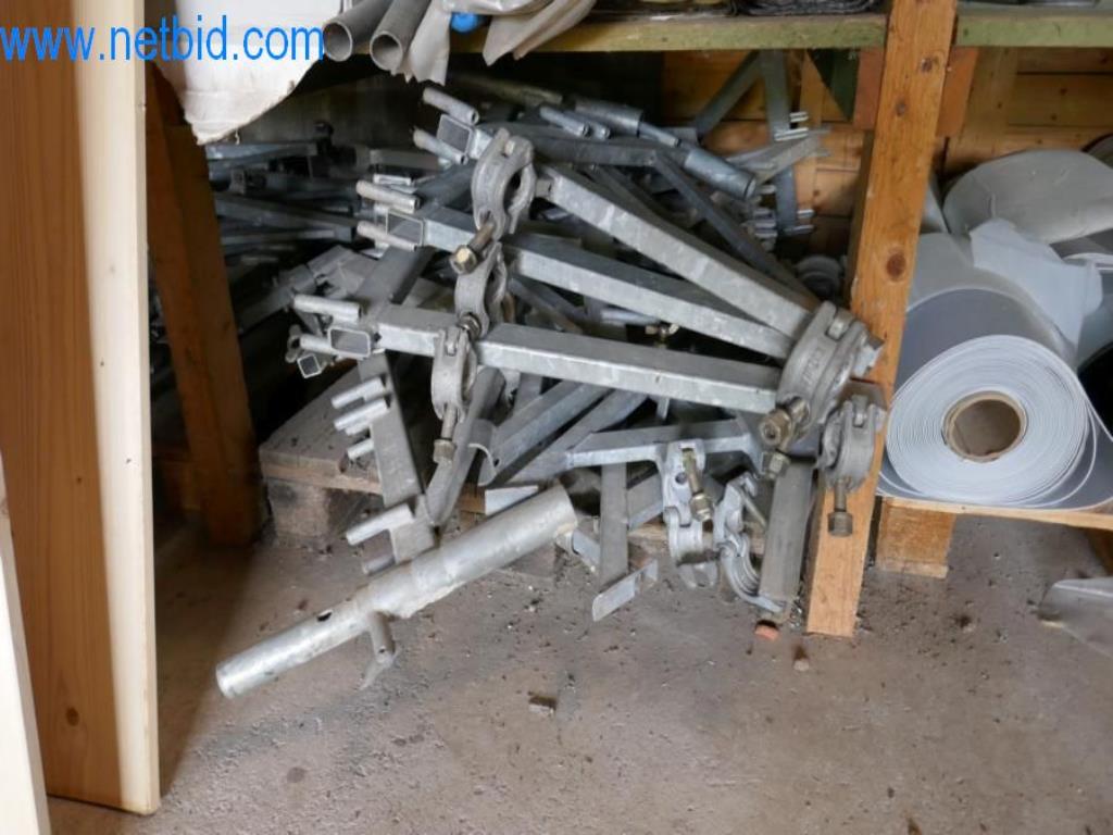 Máquinas, existências e materiais de montagem de uma empresa de telhados-8