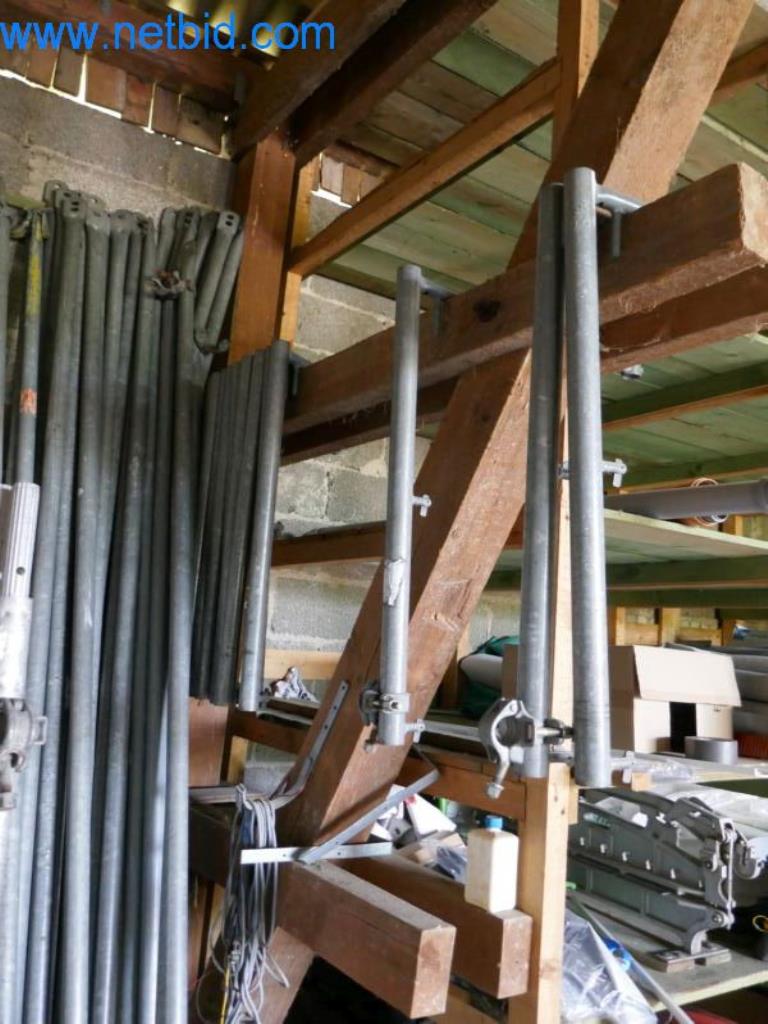 Máquinas, existências e materiais de montagem de uma empresa de telhados-9