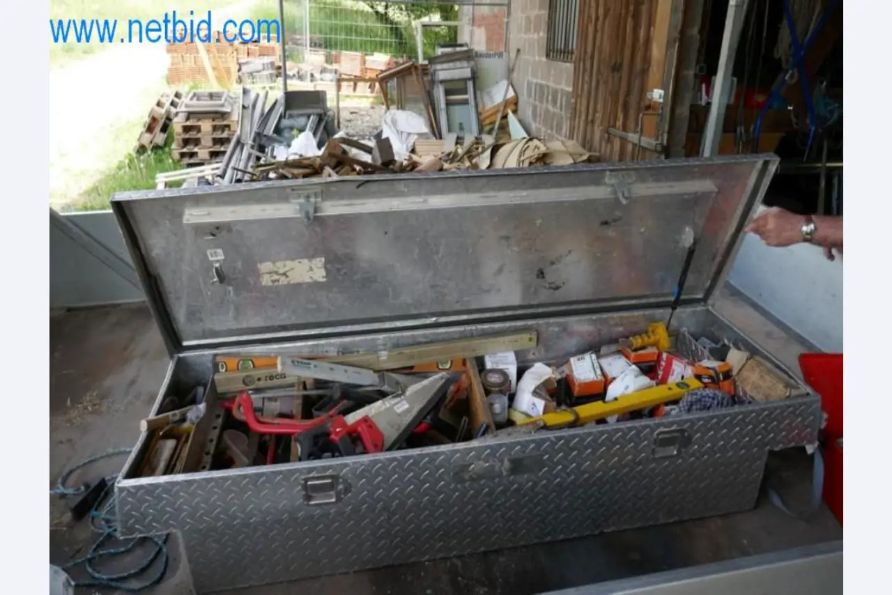 Maquinaria, existencias y materiales de montaje de una empresa de tejados-2