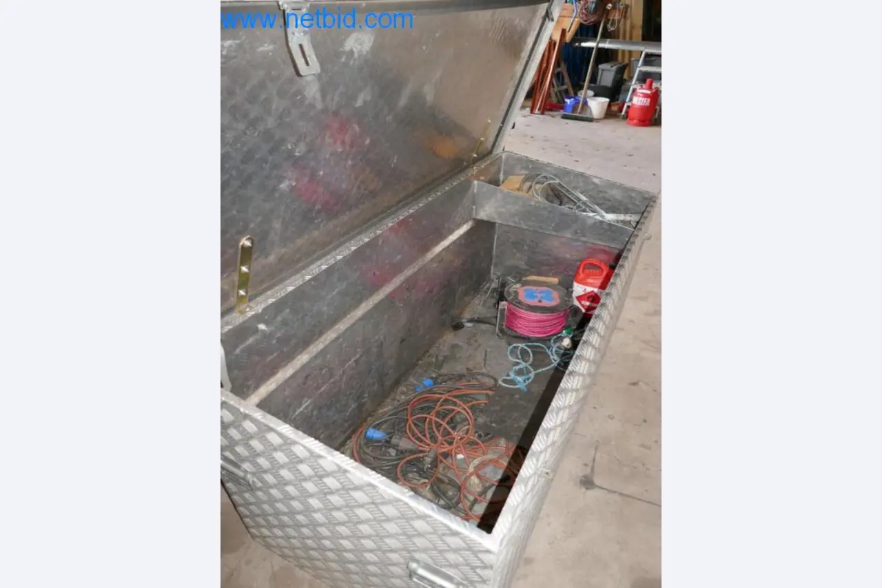 Stroje, zásoby a montážní materiál pokrývačské firmy-2