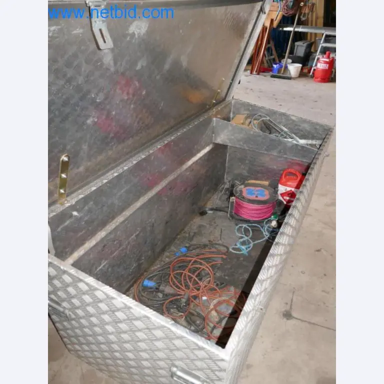 Stroje, zásoby a montážní materiál pokrývačské firmy-2