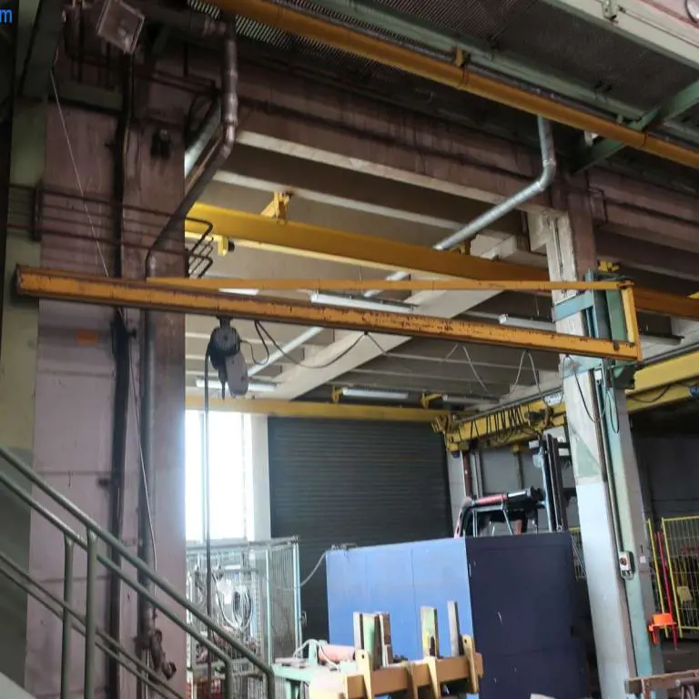 Wall-mounted slewing crane