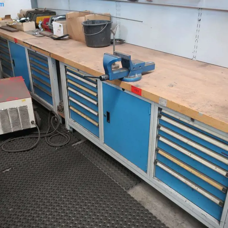 2 Workbenches