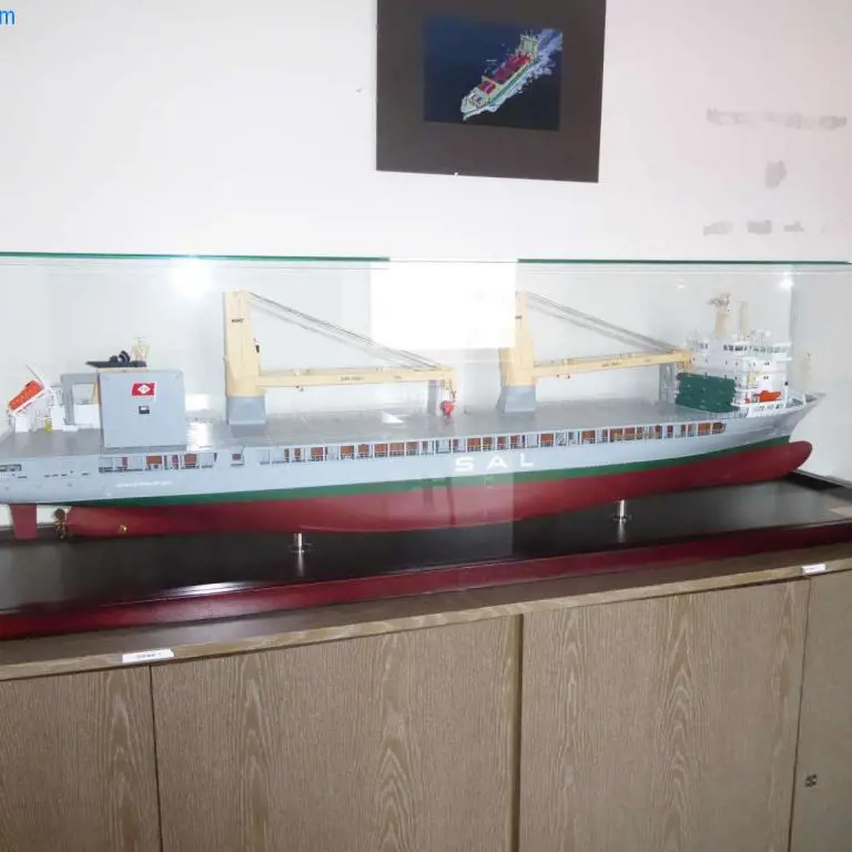 Ship model "Svenja Altenländer Modellbau Heavy Lift Caro Vessel