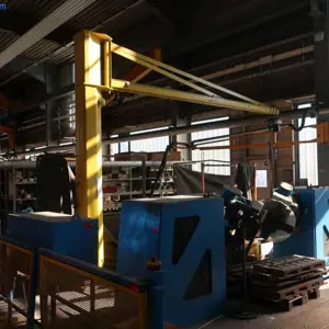 Column-mounted slewing crane