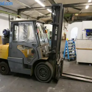 Chariot élévateur à fourche à quatre roues à gaz propulseur (enlèvement ultérieur par validation de Netbid) TCM FG 45 T9 V