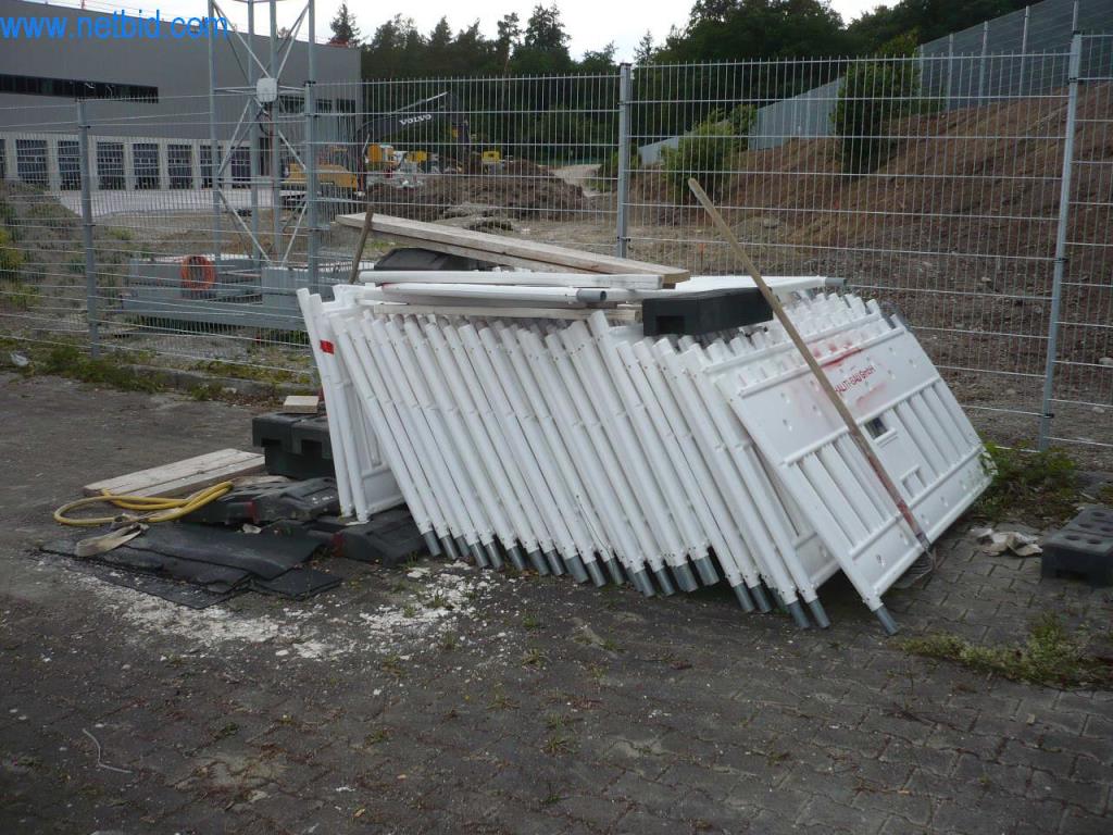 Equipamento comercial e veículos de uma empresa de construção para construção de edifícios, paredes de gesso e andaimes-2