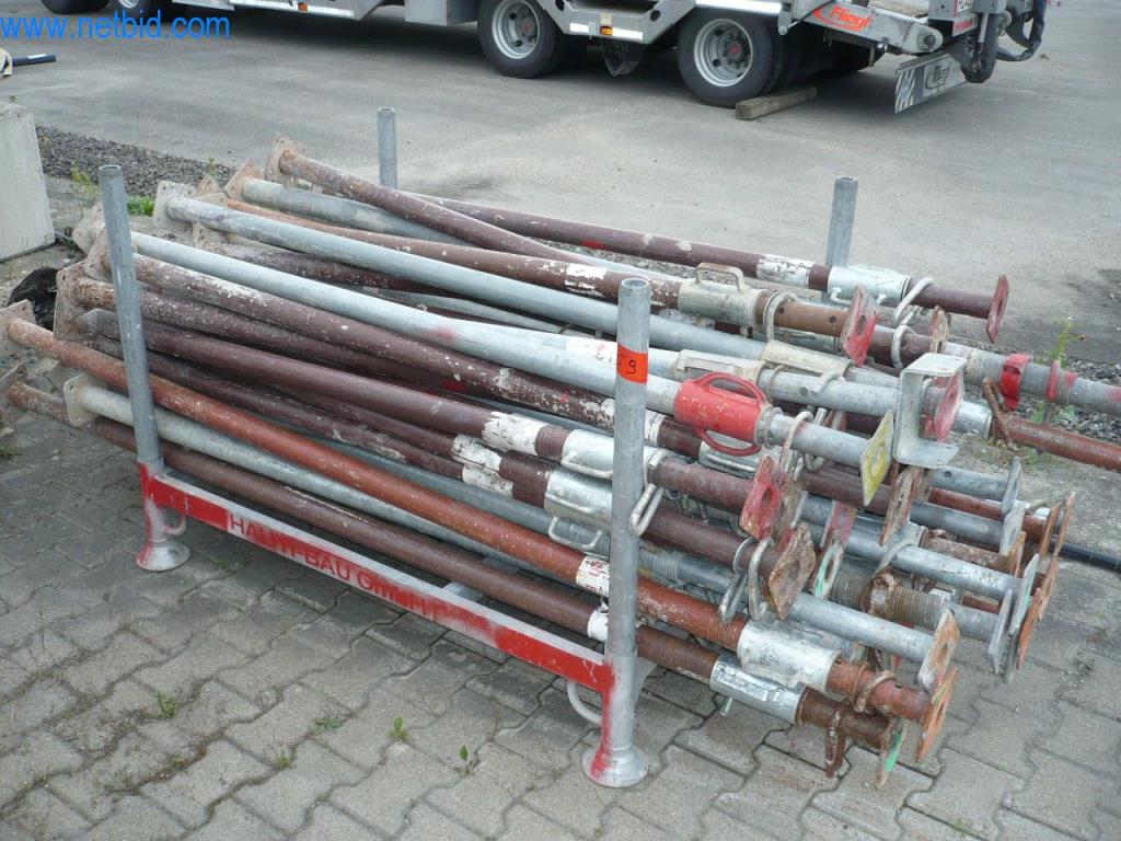 Equipamento comercial e veículos de uma empresa de construção para construção de edifícios, paredes de gesso e andaimes-1