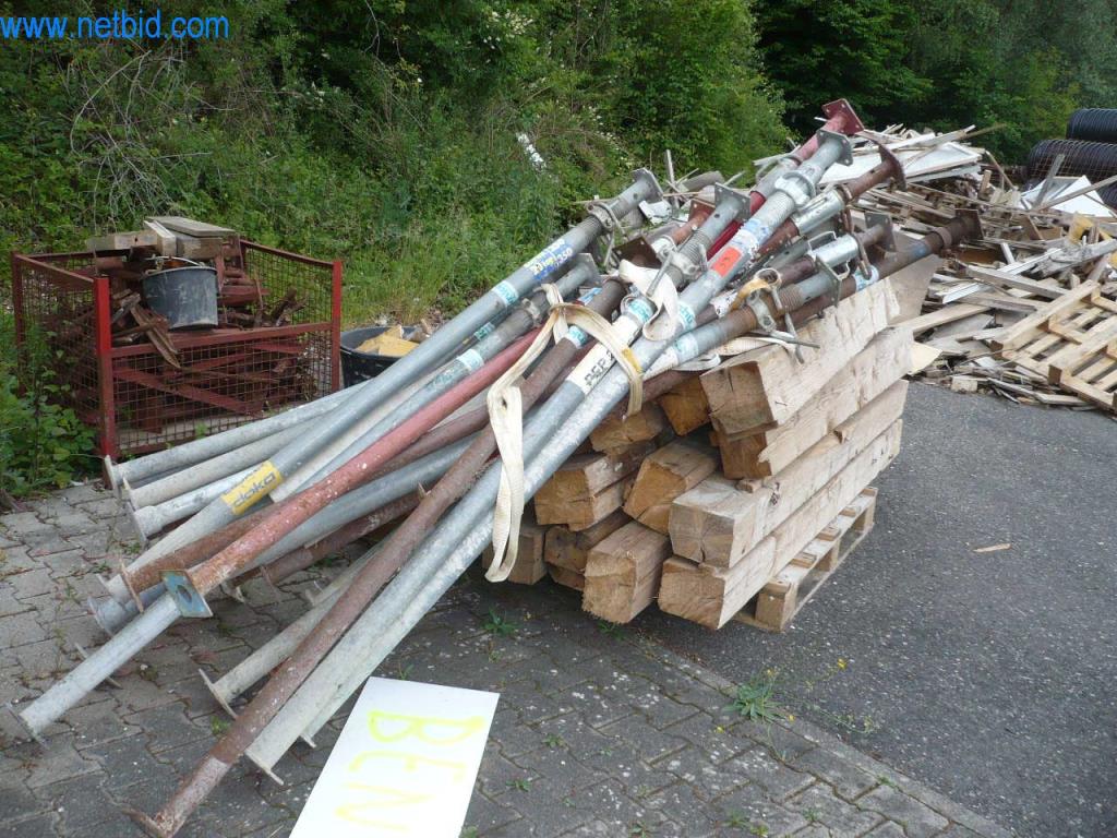 Equipamento comercial e veículos de uma empresa de construção para construção de edifícios, paredes de gesso e andaimes-2