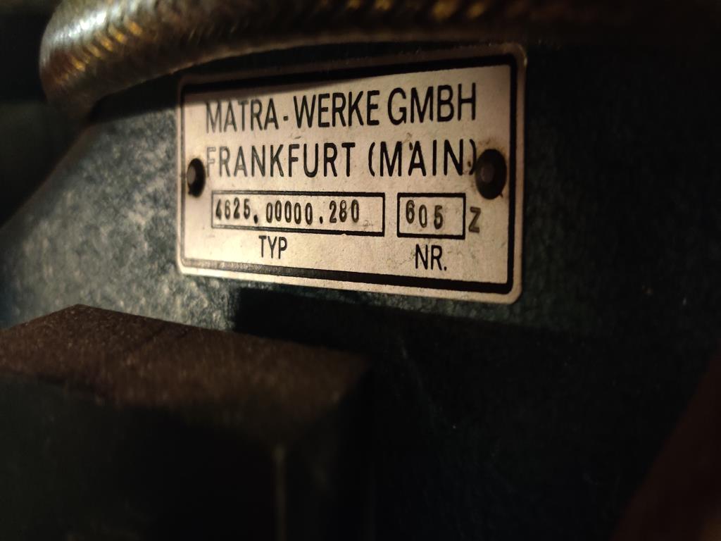 Udržované, již nepotřebné, mechanické a provozní vybavení obchodní školy-2