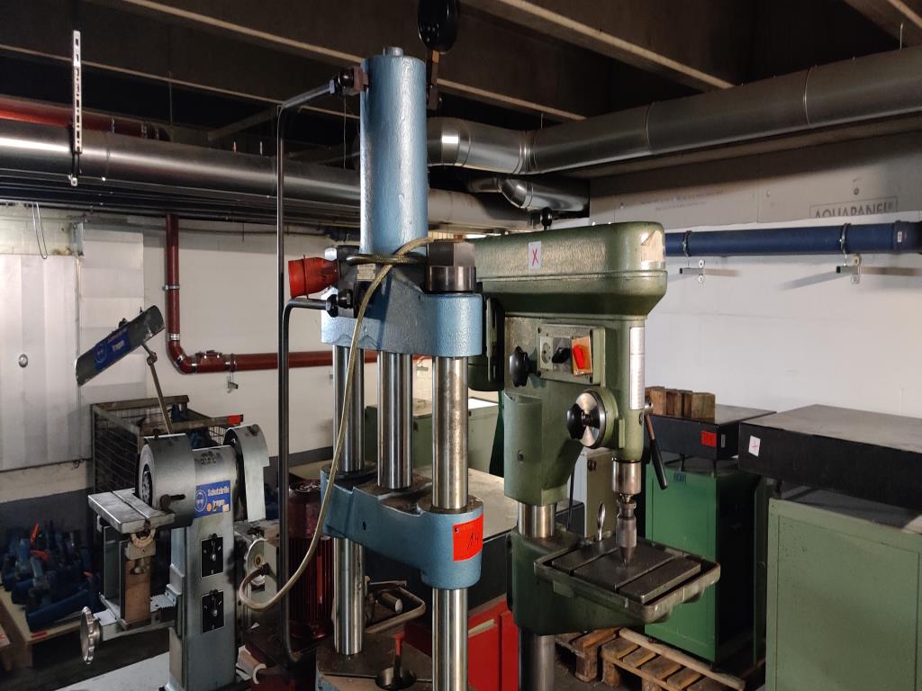 Udržované, již nepotřebné, mechanické a provozní vybavení obchodní školy-3