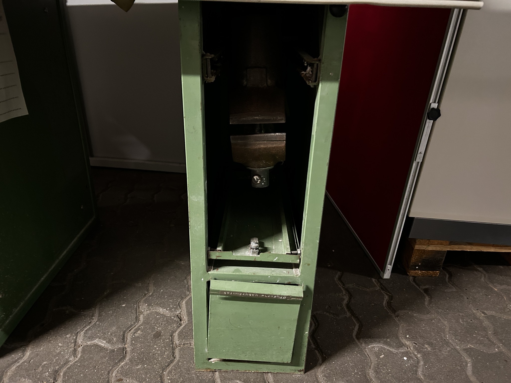 High-quality CNC machine tools and workshop equipment-21