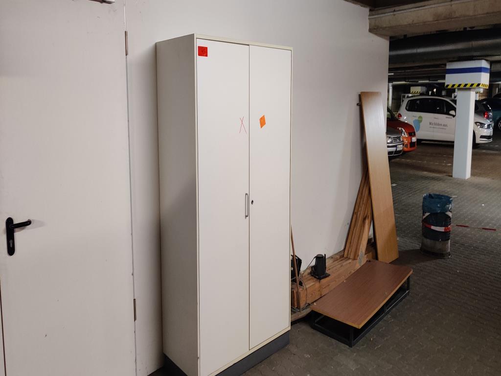 Udržované, již nepotřebné, mechanické a provozní vybavení obchodní školy-2