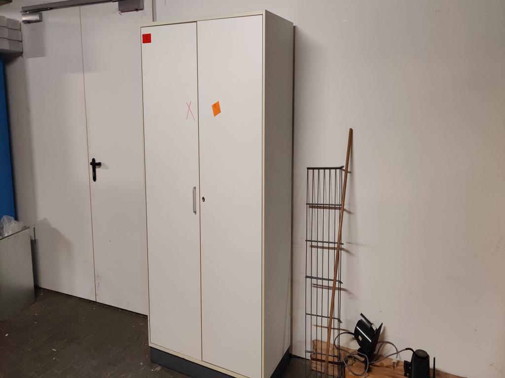 Udržované, již nepotřebné, mechanické a provozní vybavení obchodní školy-1