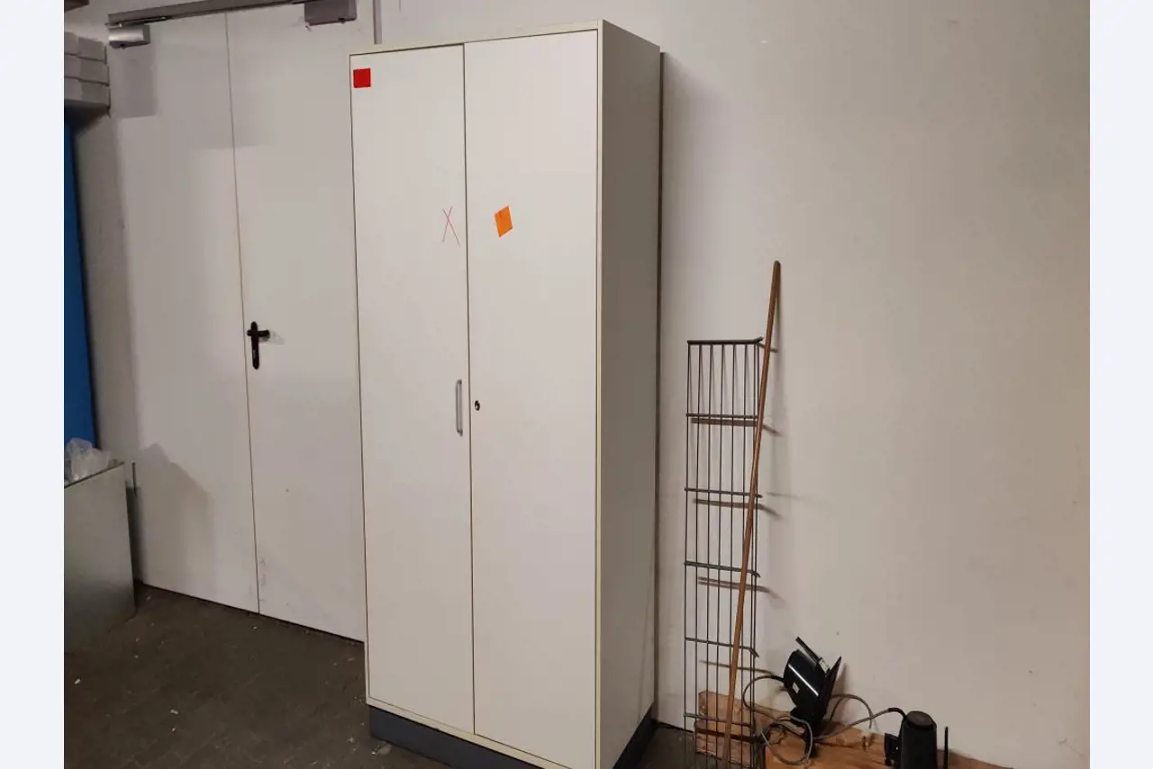 Gepflegte, nicht mehr benötigte, maschinelle sowie betriebliche Einrichtung einer Gewerbeschule-1