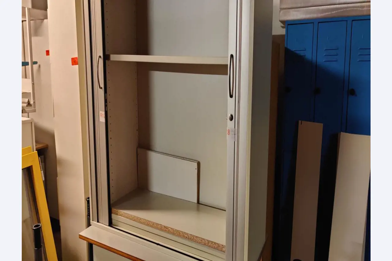 Udržované, již nepotřebné, mechanické a provozní vybavení obchodní školy-1