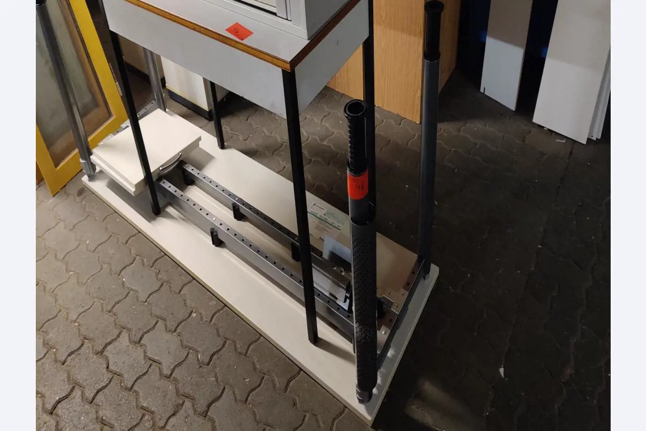 Udržované, již nepotřebné, mechanické a provozní vybavení obchodní školy-2