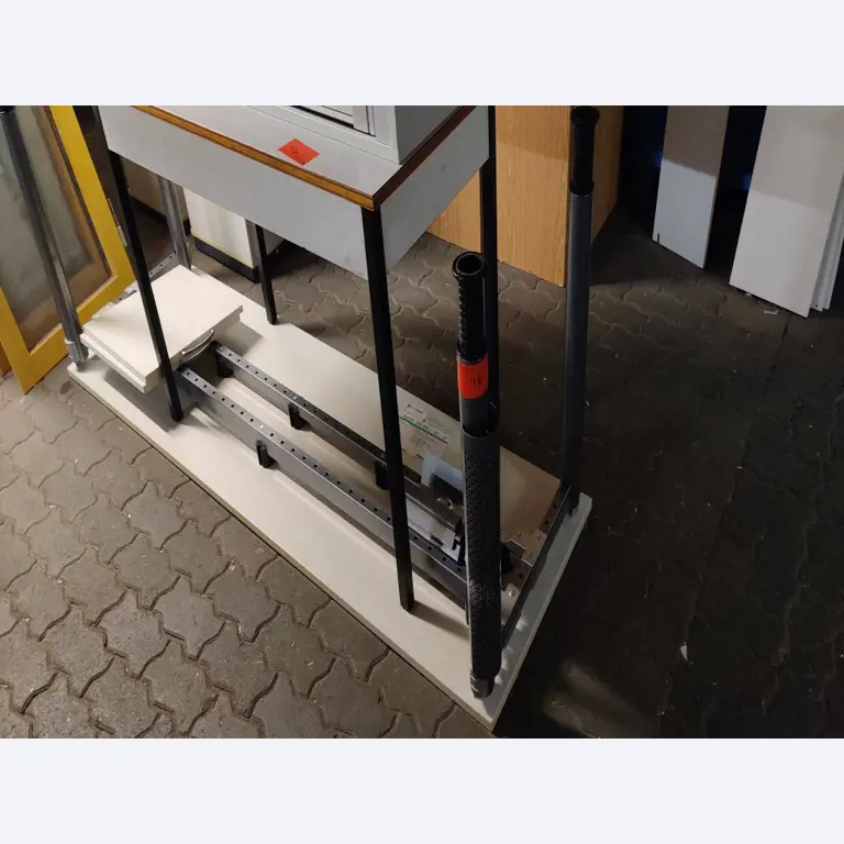 Udržované, již nepotřebné, mechanické a provozní vybavení obchodní školy-2