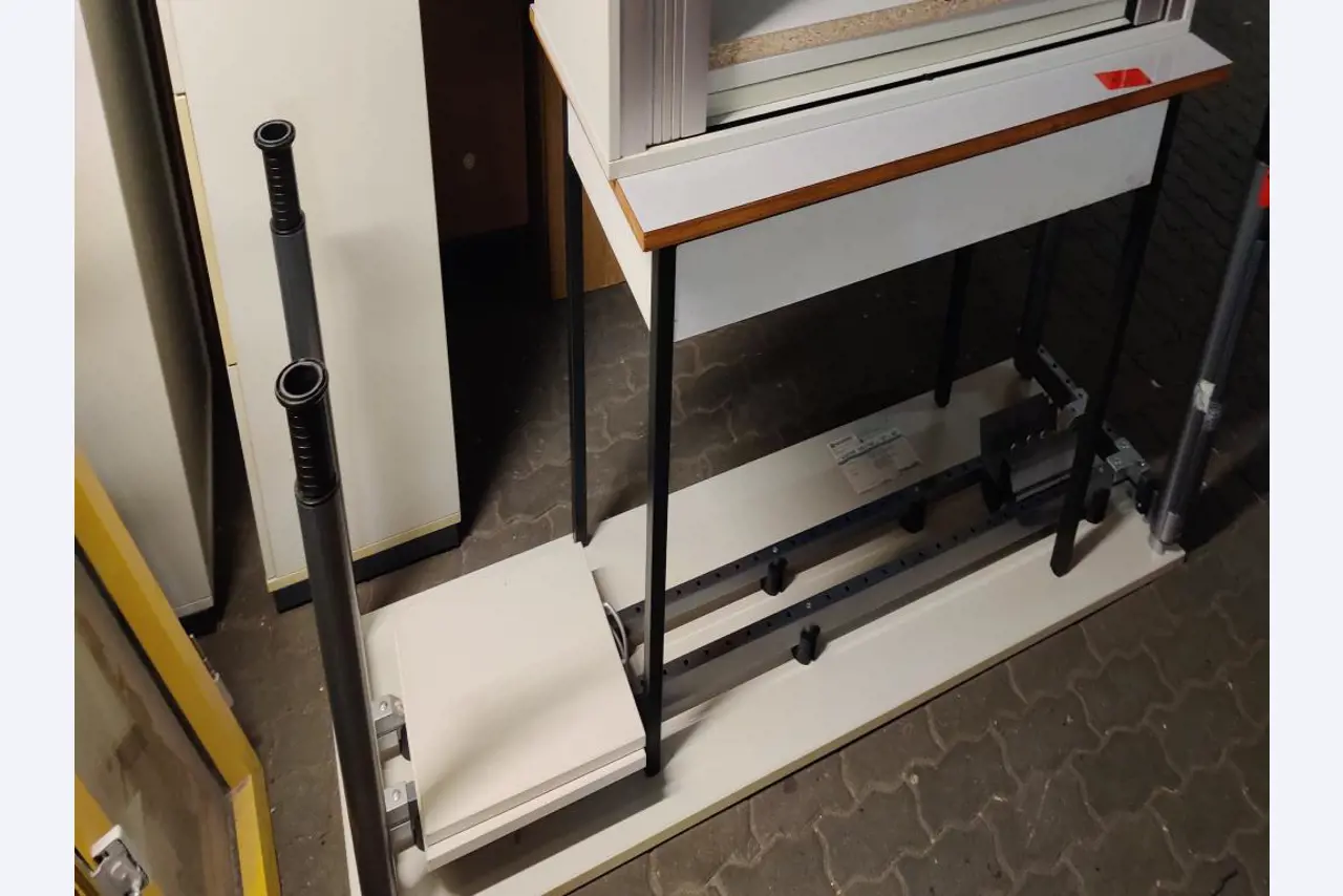 Udržované, již nepotřebné, mechanické a provozní vybavení obchodní školy-3