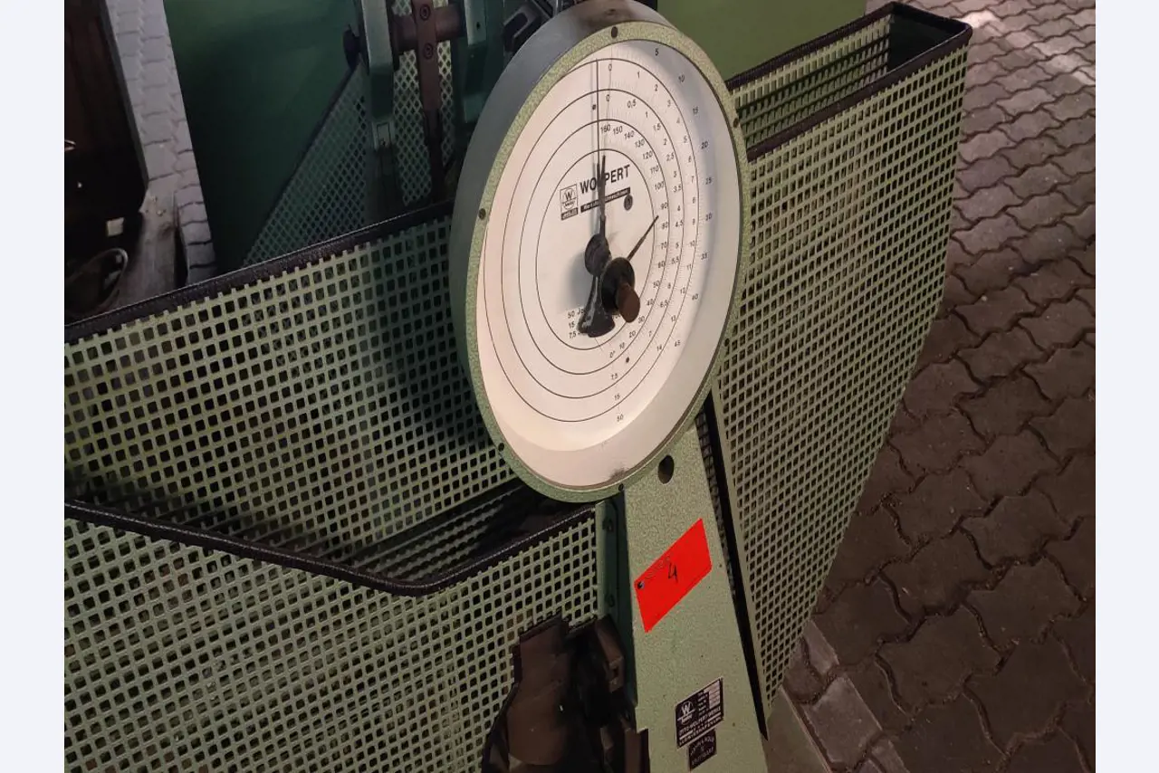 Gepflegte, nicht mehr benötigte, maschinelle sowie betriebliche Einrichtung einer Gewerbeschule-1