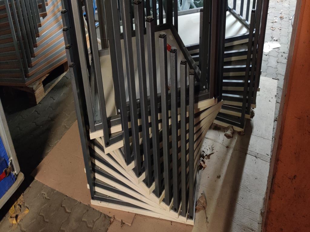 Udržované, již nepotřebné, mechanické a provozní vybavení obchodní školy-1