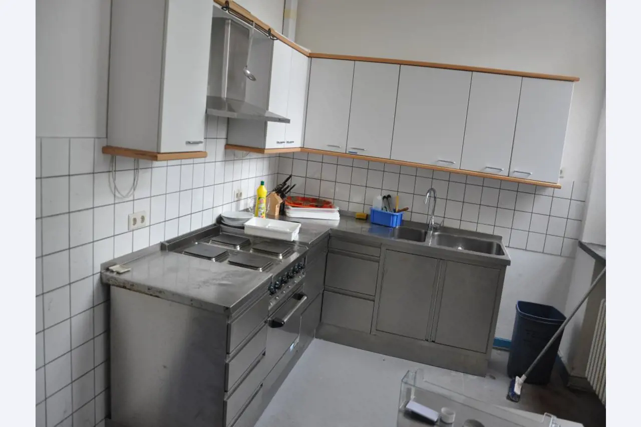 Dobro vzdrževana oprema kuhinje in menz, ki ni več potrebna-1