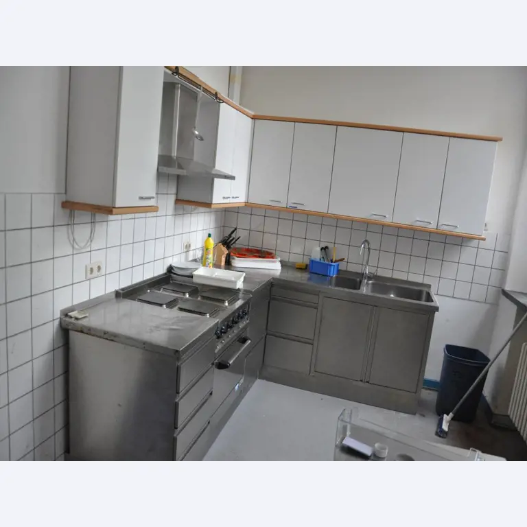 Dobro vzdrževana oprema kuhinje in menz, ki ni več potrebna-1