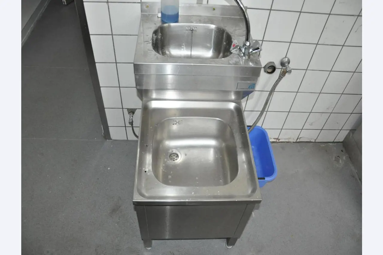 Dobro vzdrževana oprema kuhinje in menz, ki ni več potrebna-3