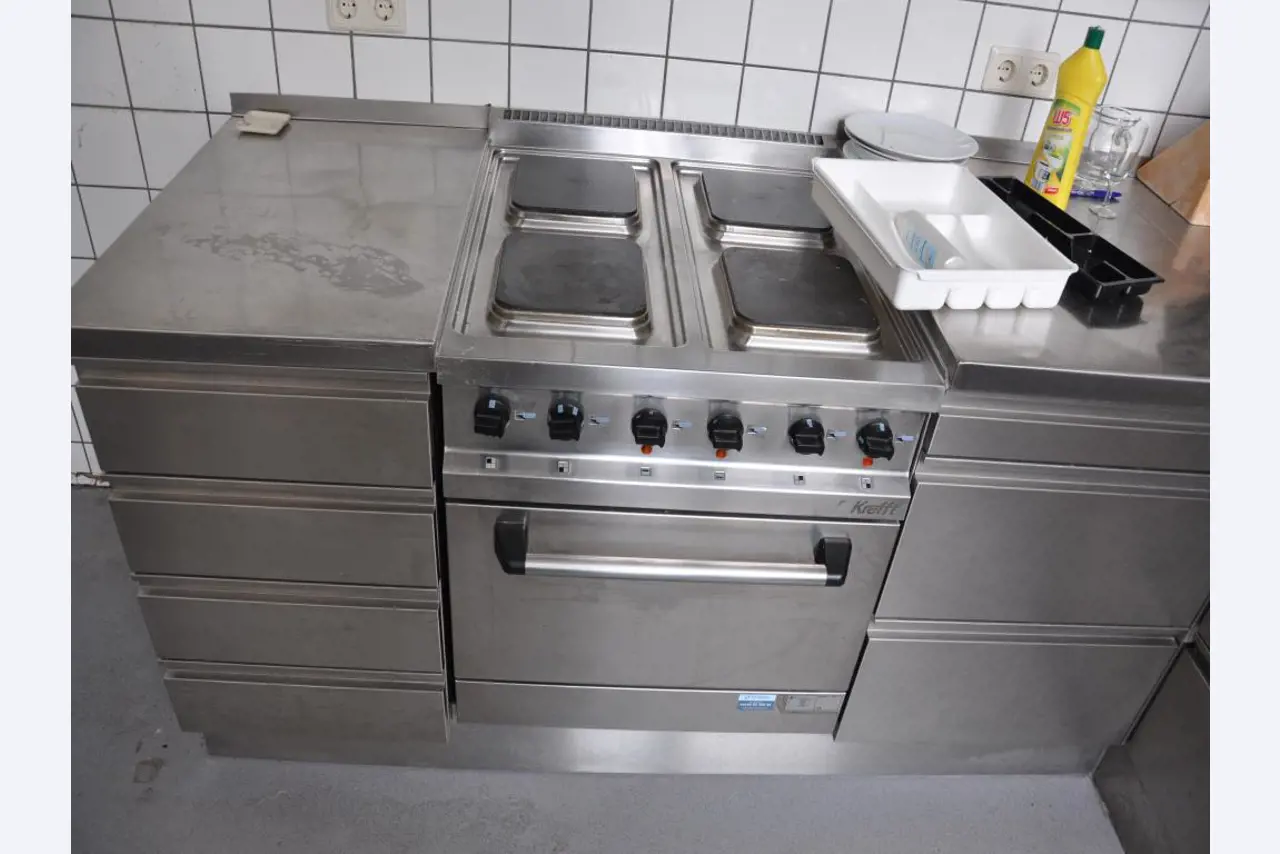 Dobro vzdrževana oprema kuhinje in menz, ki ni več potrebna-4