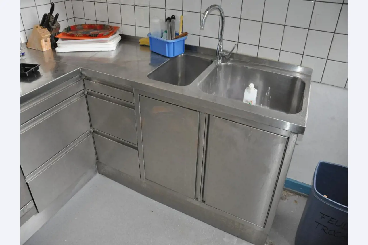 Dobro vzdrževana oprema kuhinje in menz, ki ni več potrebna-5